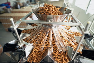 Nahaufnahme von salzigen Snacks in der Produktionslinie für Lebensmittelfaktoren.
