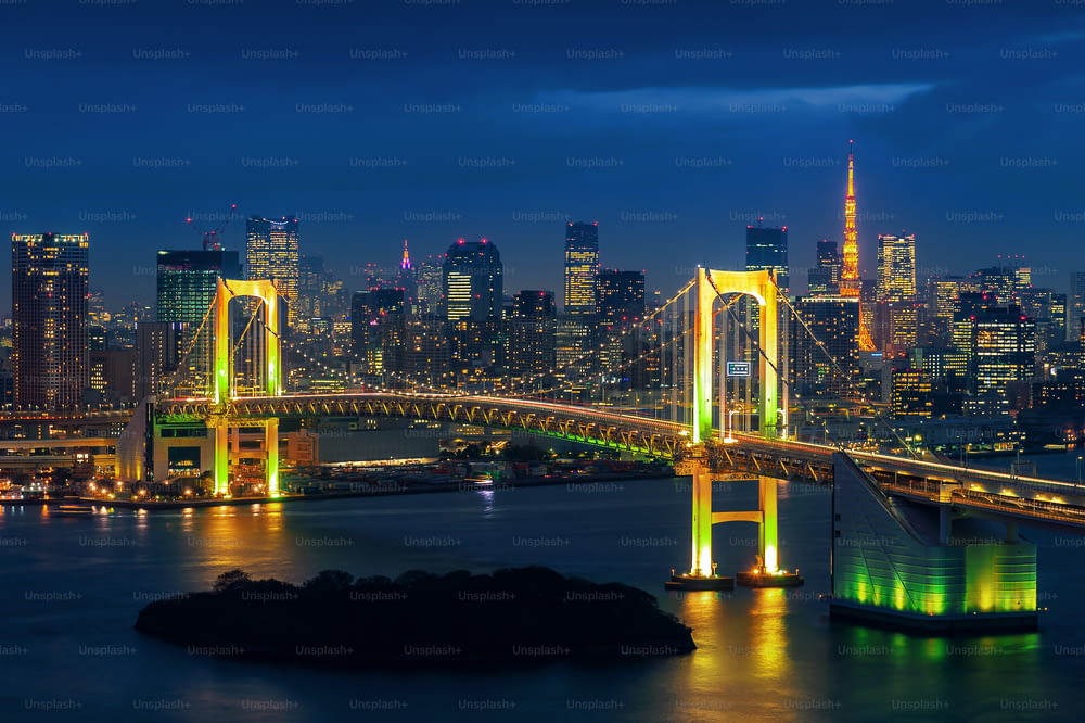 Skyline de Tóquio com ponte arco-íris e torre de Tóquio. Tóquio, Japão.