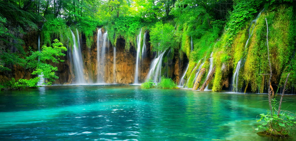 Exótica cascada y paisaje lacustre del Parque Nacional de los Lagos de Plitvice, patrimonio natural de la humanidad de la UNESCO y famoso destino turístico de Croacia. Los lagos se encuentran en el centro de Croacia (Croacia propiamente dicha).