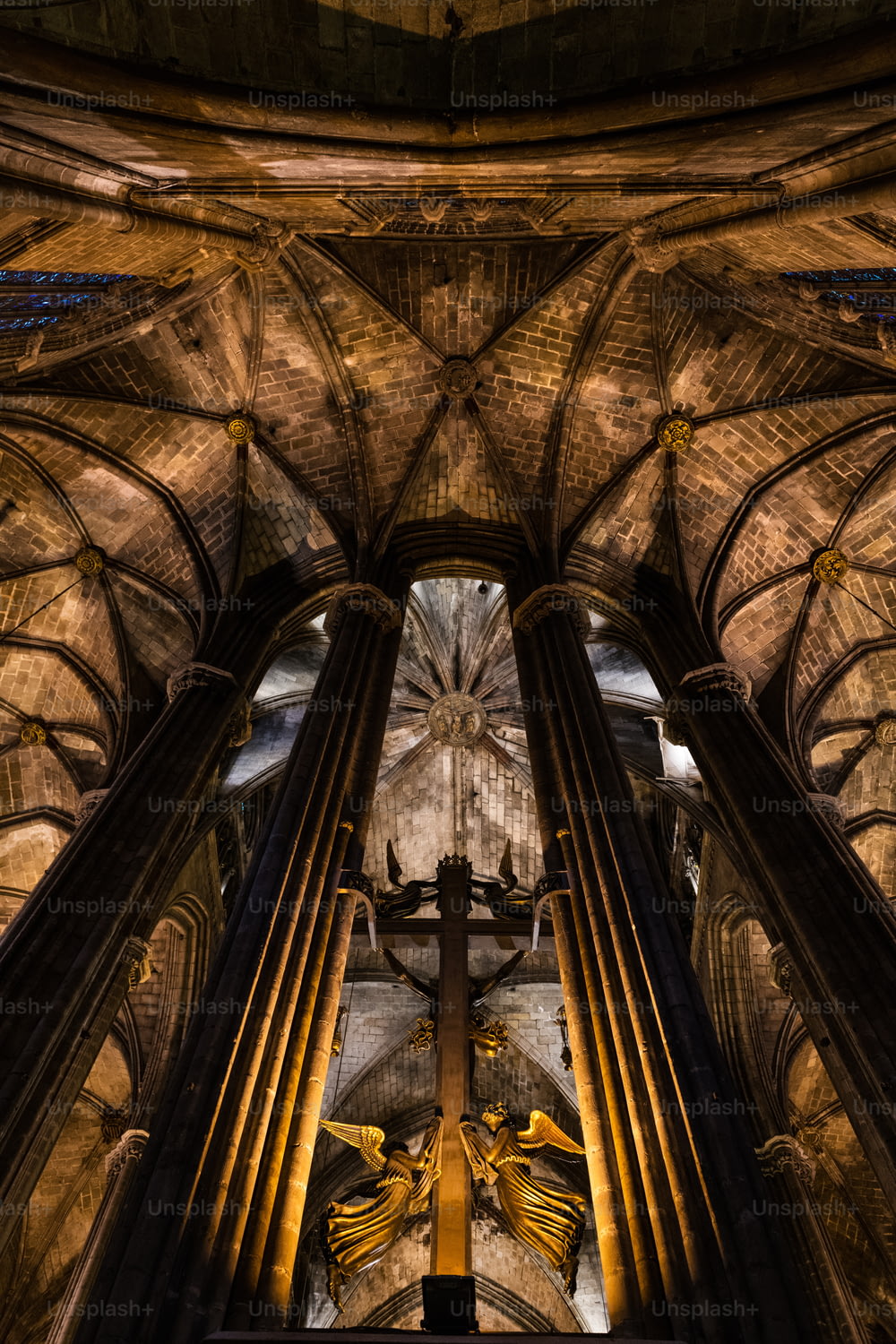 Vue intérieure de la cathédrale gothique de Barcelone, également connue sous le nom de La Seu, située au cœur du quartier gothique de Barcelone.
