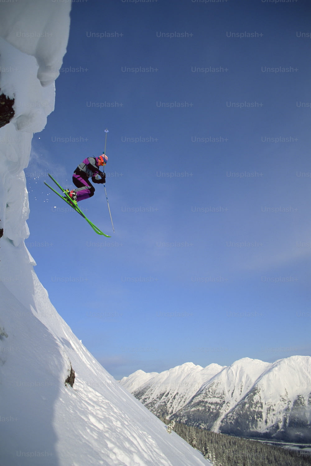 eine Person, die auf einem Paar Skiern in die Luft springt