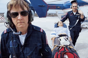 Ein Mann in Pilotenuniform und eine Frau in einem Hubschrauber mit einem