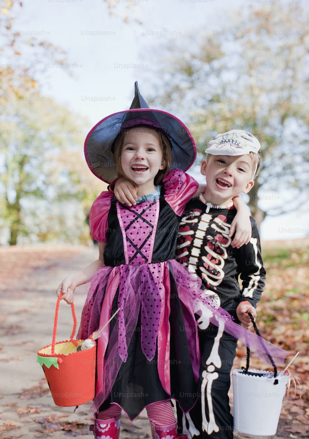 Due bambini vestiti con costumi di Halloween