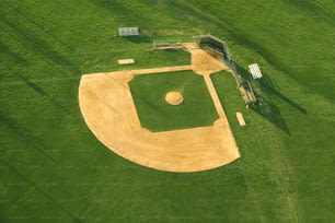 Eine Luftaufnahme eines Baseballfeldes in der Mitte eines Feldes