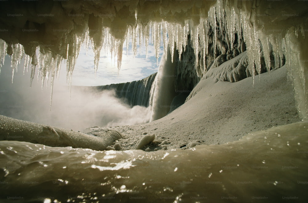Un gruppo di ghiaccioli appesi al soffitto di una grotta