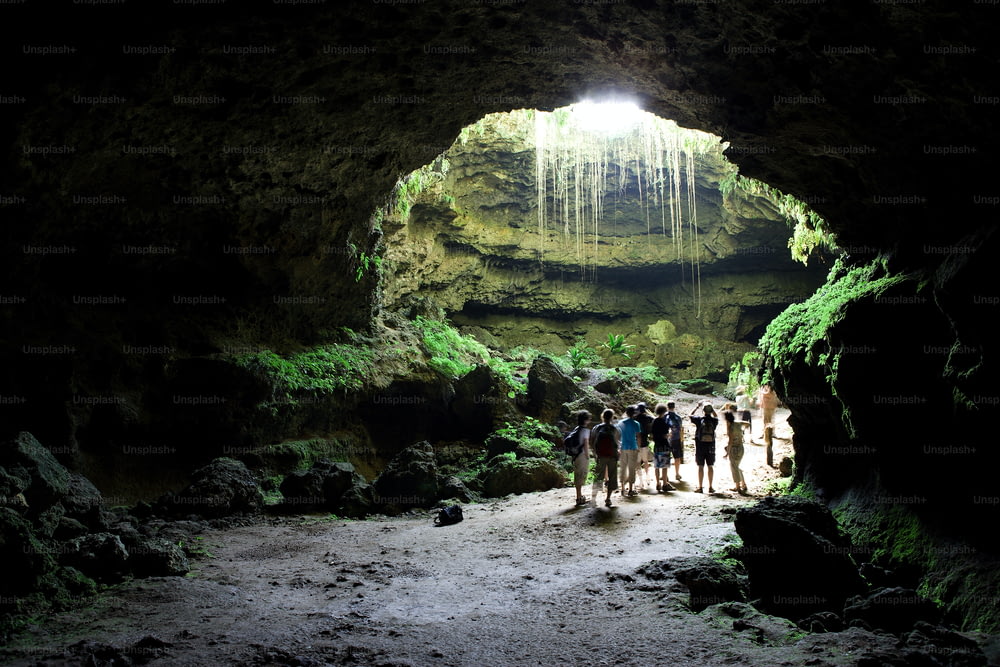 Un grupo de personas de pie dentro de una cueva