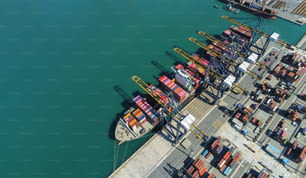 Luftbild-Draufsicht Container Schiff Fracht Geschäft kommerziellen Handel Logistik und Transport von internationalen Import Export mit Containerfracht Frachtschiff im offenen Seehafen.