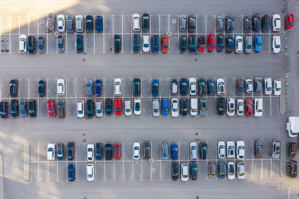 地域の住民のためのオープンエアの大きな駐車場、高いところからの上空からの眺め。