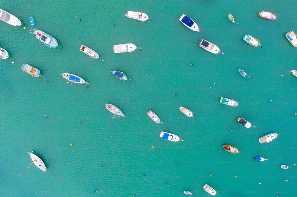 Traditionelle bunte Boote im Hafen des mediterranen Fischerdorfes, Luftaufnahme Marsaxlokk, Malta
