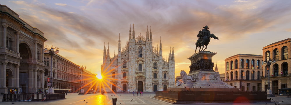 Duomo ao nascer do sol, Milão, Europa.