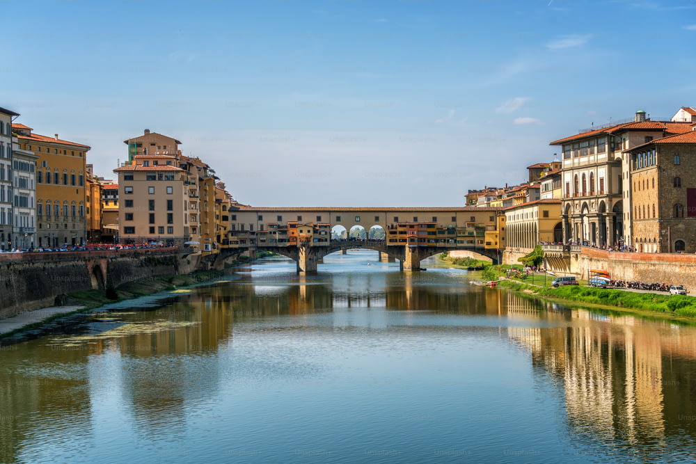 Florenz Ponte Vecchio Brücke und City Skyline in Italien. Florenz ist die Hauptstadt der Region Toskana in Mittelitalien. Florenz war das Zentrum des mittelalterlichen Handels Italiens und die reichsten Städte der vergangenen Ära.