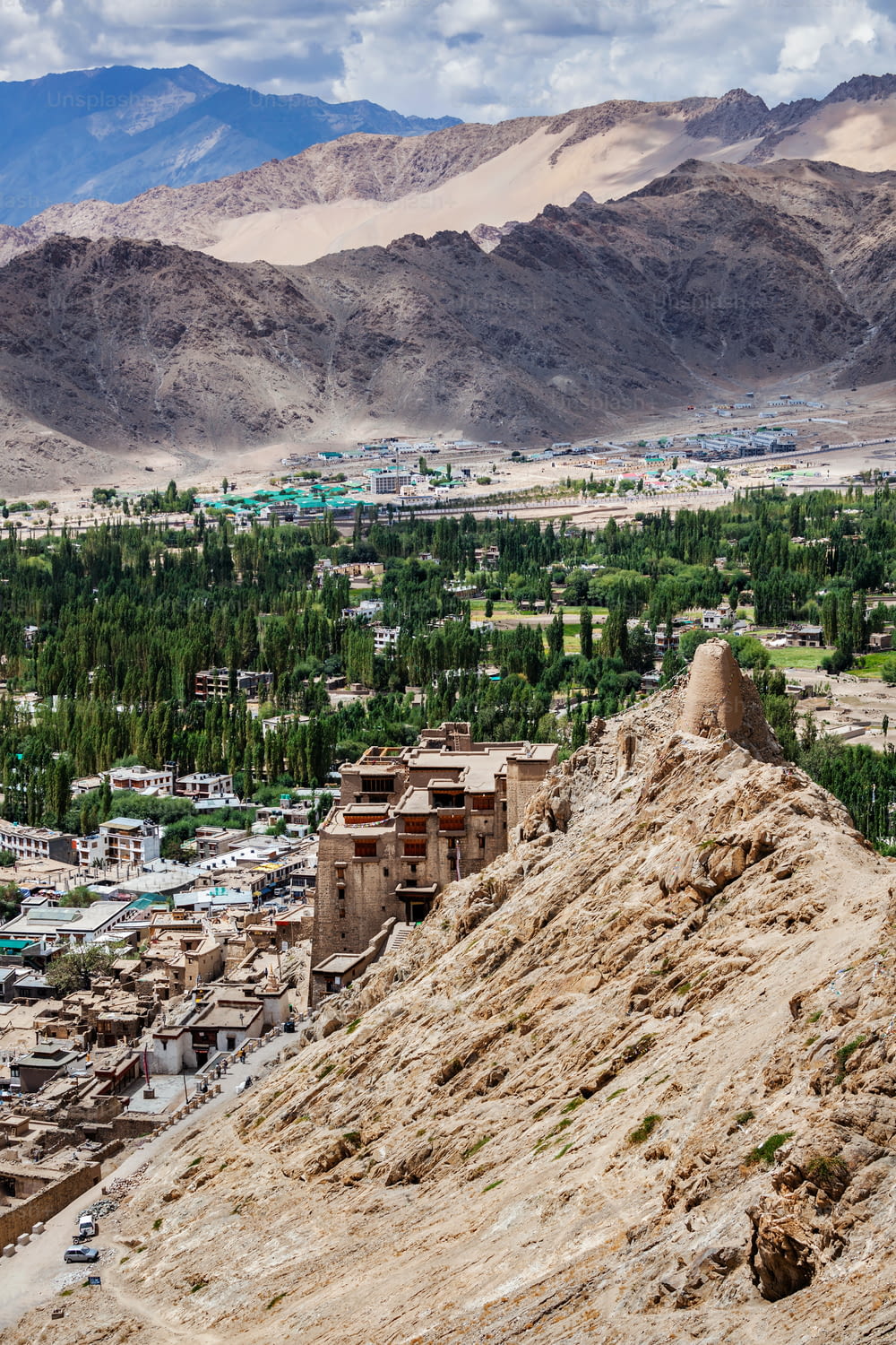 위에서 레 궁전이있는 레 마을의 전망. 라다크, 잠무 카슈미르, 인도