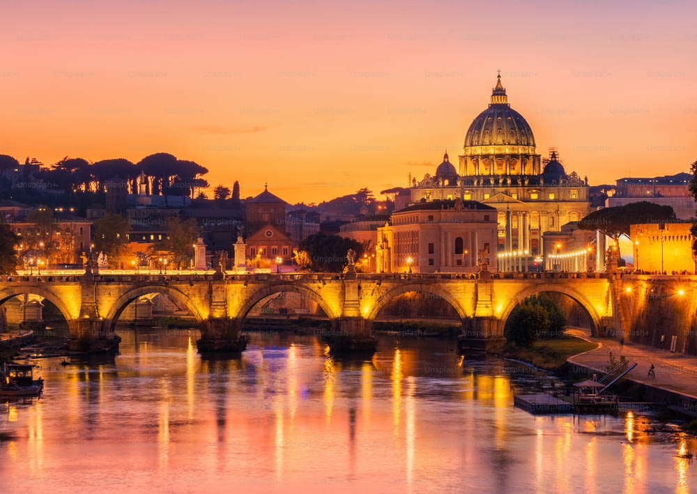 Skyline de Roma com a Basílica de São Pedro do Vaticano e a Ponte de Santo Ângelo cruzando o rio Tibre no centro da cidade de Roma Itália, atração de marcos históricos da Roma Antiga, destino de viagem da Itália.