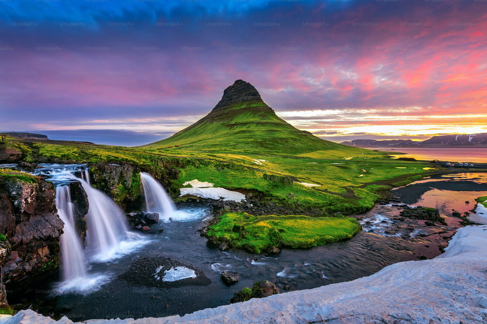 アイスランドの日の出のキルキュフェットル。