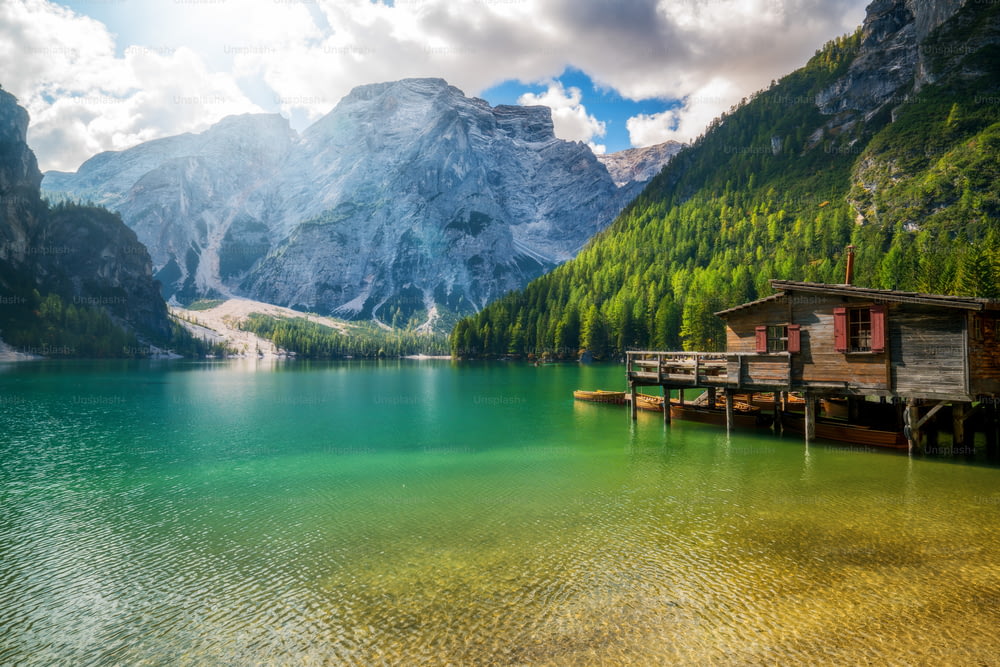 Lago Braies en las montañas Dolomitas Seekofel al fondo, Sudtirol, Italia. El lago Braies también es conocido como Lago di Braies. El lago está rodeado por las montañas que se reflejan en el agua.