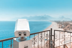 Aussichtspunkt mit touristischem Teleskop in einem mediterranen Resort. Reisen und interessante Orte für Sightseeing-Konzept