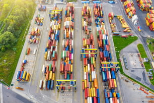 Veduta aerea di un'enorme area con container impilati al porto