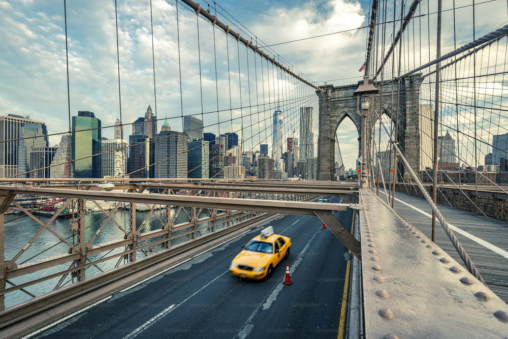 Taxi sur le pont de Brooklyn, New York, États-Unis