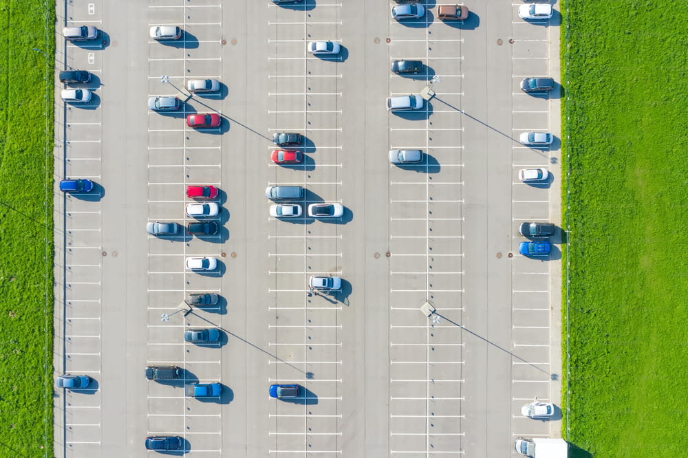 Parking en plein air à moitié vide pour les résidents de la région, vue aérienne en haut