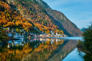 할슈타터의 오스트리아 관광지 할슈타트 마을 관광 보트로 오스트리아 알프스의 호수 호수를보십시오. 잘츠카머구트 지역, 오스트리아