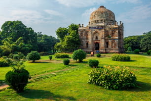 Sheesh Gumbad - tumba islámica del último linaje de la dinastía Lodhi. Está situado en el parque de la ciudad de Lodi Gardens en Delhi, India