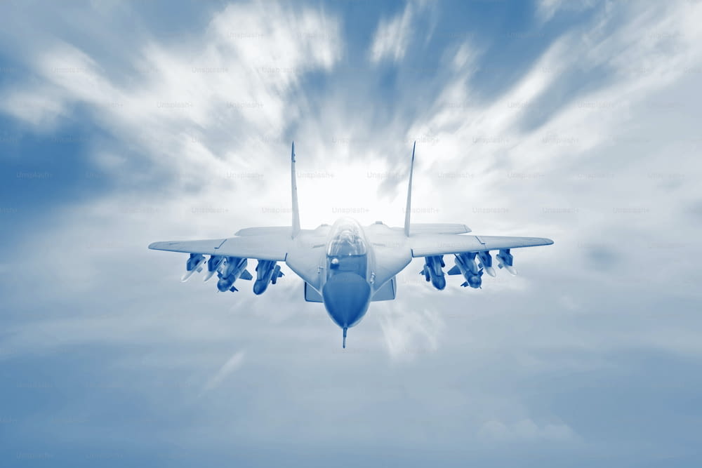Maniobra de avión de combate con postcombustión en el cielo. Conflicto, guerra. Fuerzas aeroespaciales, color monocromático.