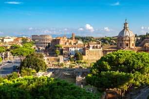 Rom, Italien Stadt Skyline mit Wahrzeichen des antiken Rom; Kolosseum und Forum Romanum, das berühmte Reiseziel Italiens.