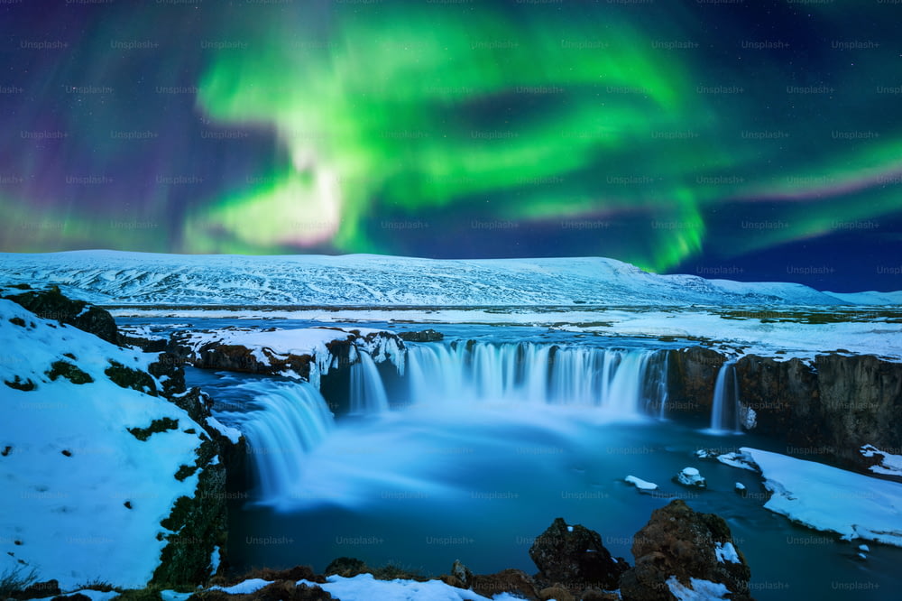 Northern Light, Aurora boreal na cachoeira Godafoss no inverno, Islândia.
