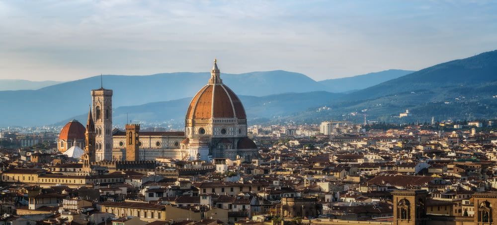 Cattedrale di Santa Maria del Fiore nel centro storico di Firenze, Italia con vista panoramica sulla città. Il Duomo di Firenze è la principale attrazione turistica della Toscana, in Italia.
