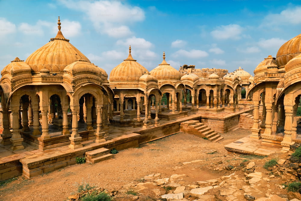 Atração turística e marco do Rajastão - Cenotáfios Bada Bagh (mausoléu da tumba hindu) feitos de arenito no deserto indiano de Thar. Jaisalmer, Rajastão, Índia