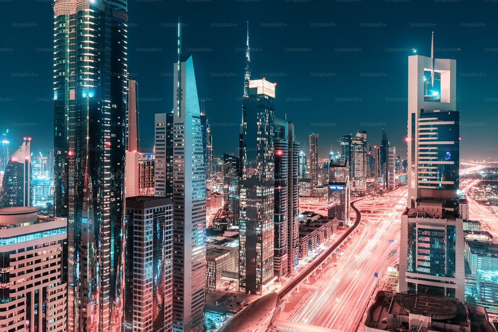 Vista notturna dello spettacolare paesaggio di Dubai con grattacieli e grattacieli sull'autostrada Sheikh Zayed. Destinazioni di viaggio globali e concetto immobiliare