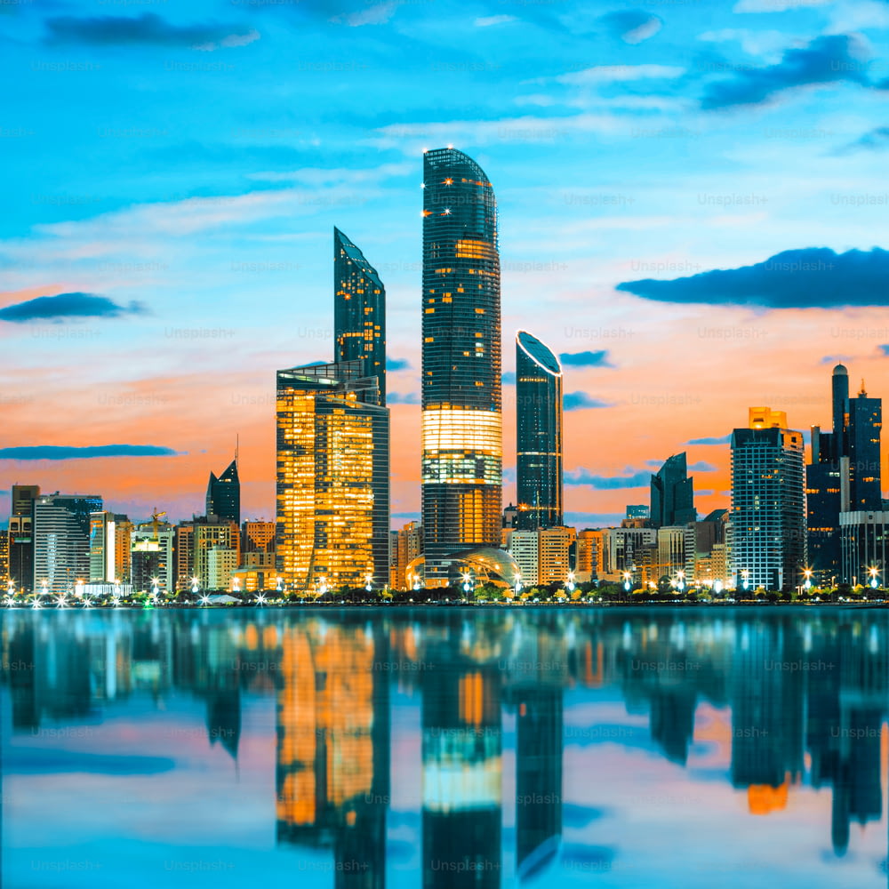 Ligne d’horizon d’Abu Dhabi au coucher du soleil, Émirats arabes unis
