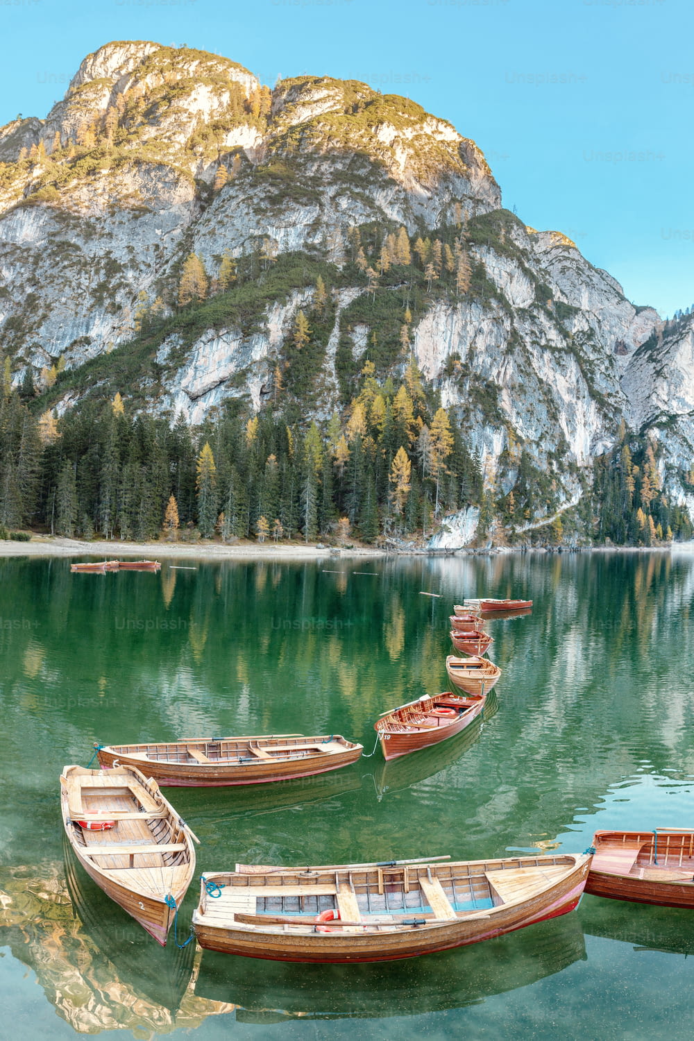 Un paysage panoramique magique aux couleurs calmes du célèbre lac de Braies dans les Alpes Dolomites pendant la saison d’automne. Une attraction touristique populaire