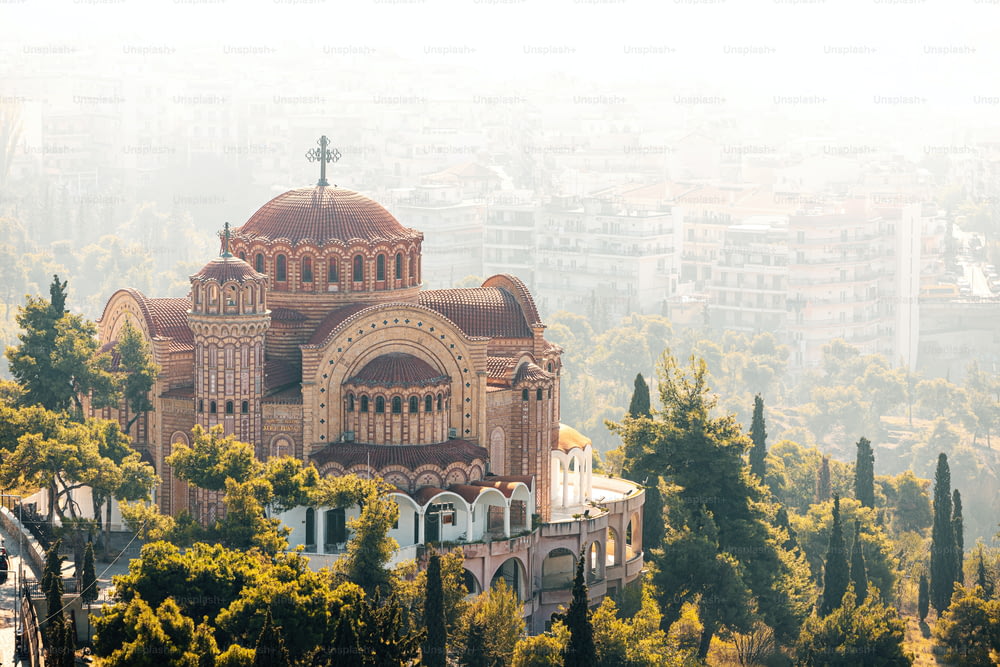 아침 안개 속에서 날아다니는 성 파블로스의 그리스 교회의 전망. 테살로니키 종교 및 여행 명소