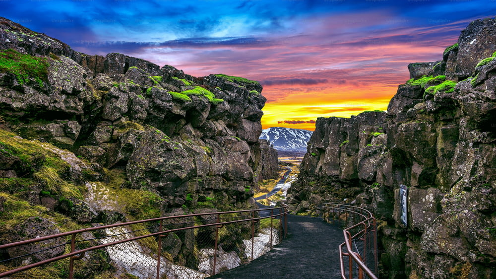 Parque Nacional de Pingvellir (Thingvellir), placas tectónicas al atardecer en Islandia.