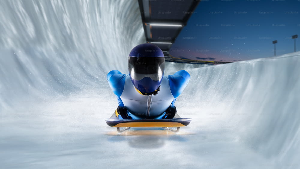 Esporte de esqueleto. Trenó. Luge. O atleta desce em um trenó em uma pista de gelo. Desportos de Inverno.