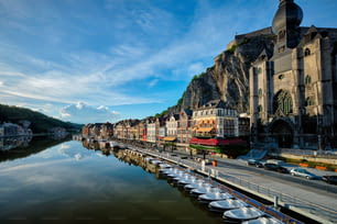 Veduta della pittoresca città di Dinant, della cittadella di Dinant e della collegiata di Notre Dame de Dinant sul fiume Mosa. Provincia belga di Namur, Blegium