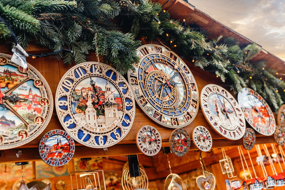 プラハのクリスマスマーケットでの天文時計の記念品の複製