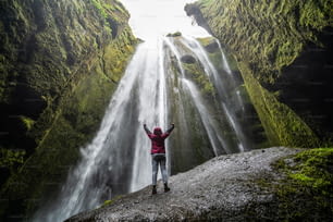 Un voyageur stupéfait par la cascade de la cascade de Gljufrabui en Islande. Situé à la pittoresque cascade de Seljalandsfoss au sud de l’Islande, en Europe. C’est la meilleure belle destination de l’attraction touristique populaire.