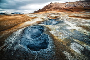Hverir (in islandese: Hverarond) è un'area geotermica situata a Myvatn, in Islanda. Hverir è una famosa destinazione turistica situata vicino al lago Myvatn, nella regione nord-orientale dell'Islanda, in Europa.