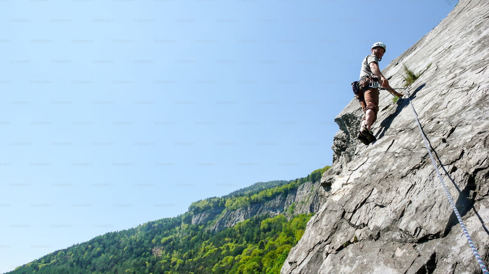 guida alpina arrampicata su una via di arrampicata calcarea su placca nelle Alpi svizzere in una bella giornata vicino a Haldenstein