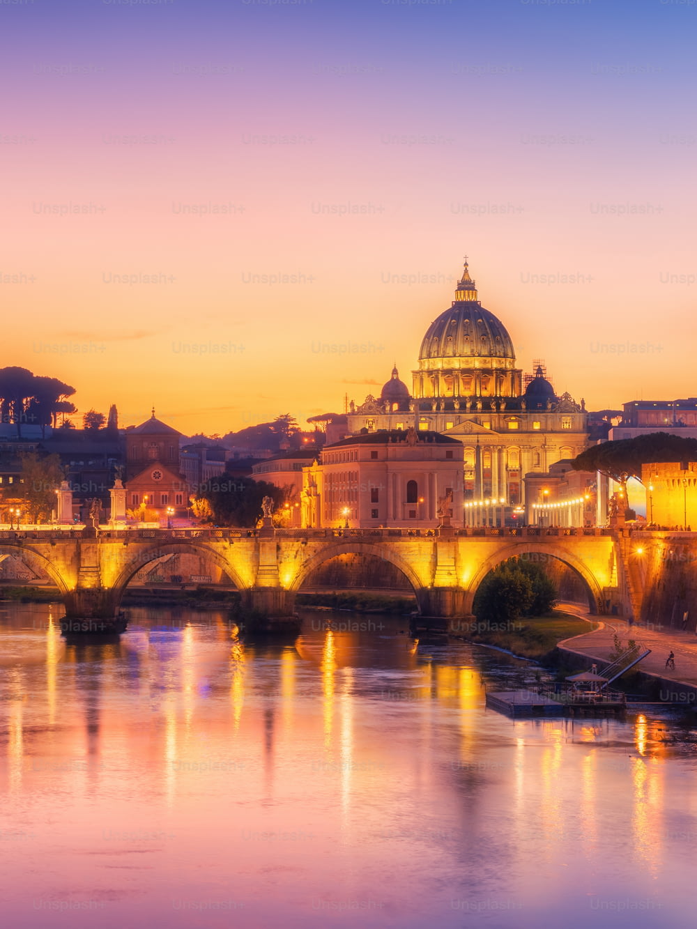 バチカン市国サンピエトロ大聖堂とサンアンジェロ橋とローマイタリア、古代ローマの歴史的建造物の魅力、イタリアの旅行先のテヴェレ川を渡るローマのスカイライン。