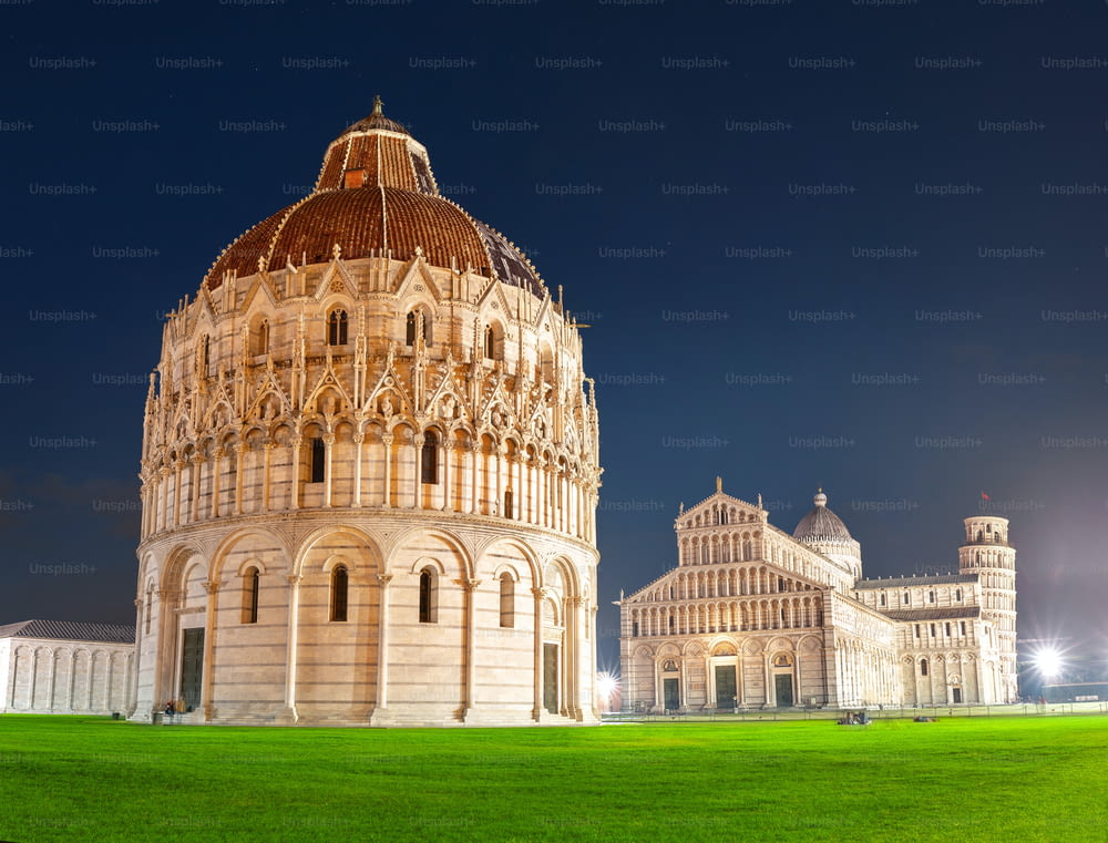 Piazza dei miracoli e A torre inclinada à noite. Viagem na Itália e conceito de Pisa