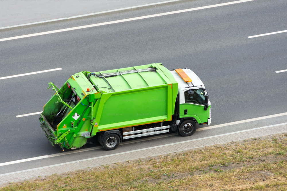 Riciclare il camion ecologico ecologico viaggia sulla strada in città