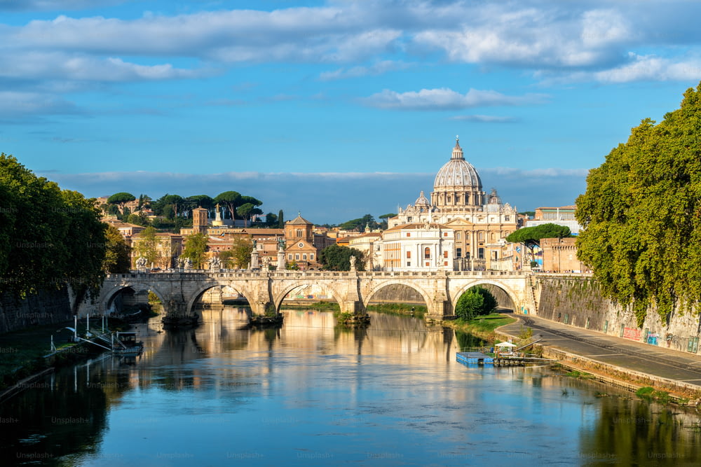 O horizonte de Roma com a Basílica de São Pedro do Vaticano e a Ponte de Santo Ângelo cruzando o rio Tibre no centro da cidade de Roma, Itália. É um marco histórico da Roma Antiga e destino de viagem.