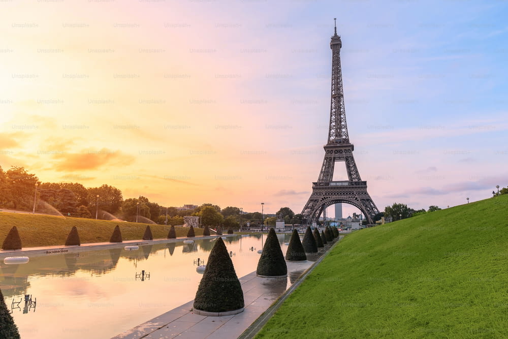 Le symbole de Paris et de toute la France est l’élégante et unique tour Eiffel. Photo prise dans le quartier de la place du Trocadéro pendant l’heure bleue avant l’aube