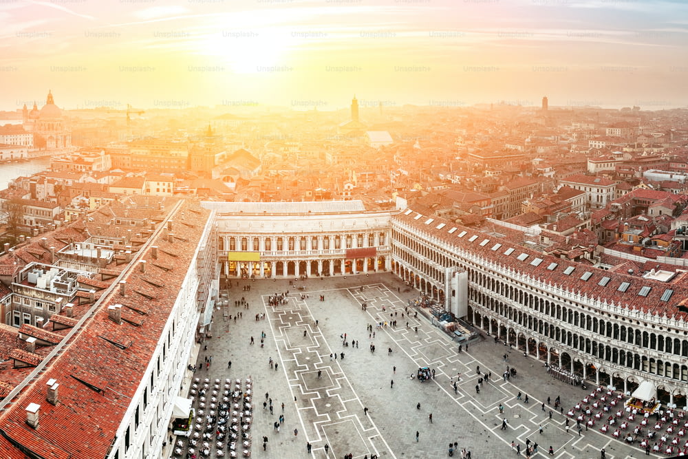 Vista aérea sobre la Plaza de San Marcos de Venecia en la majestuosa puesta de sol. Concepto de viaje en Italia