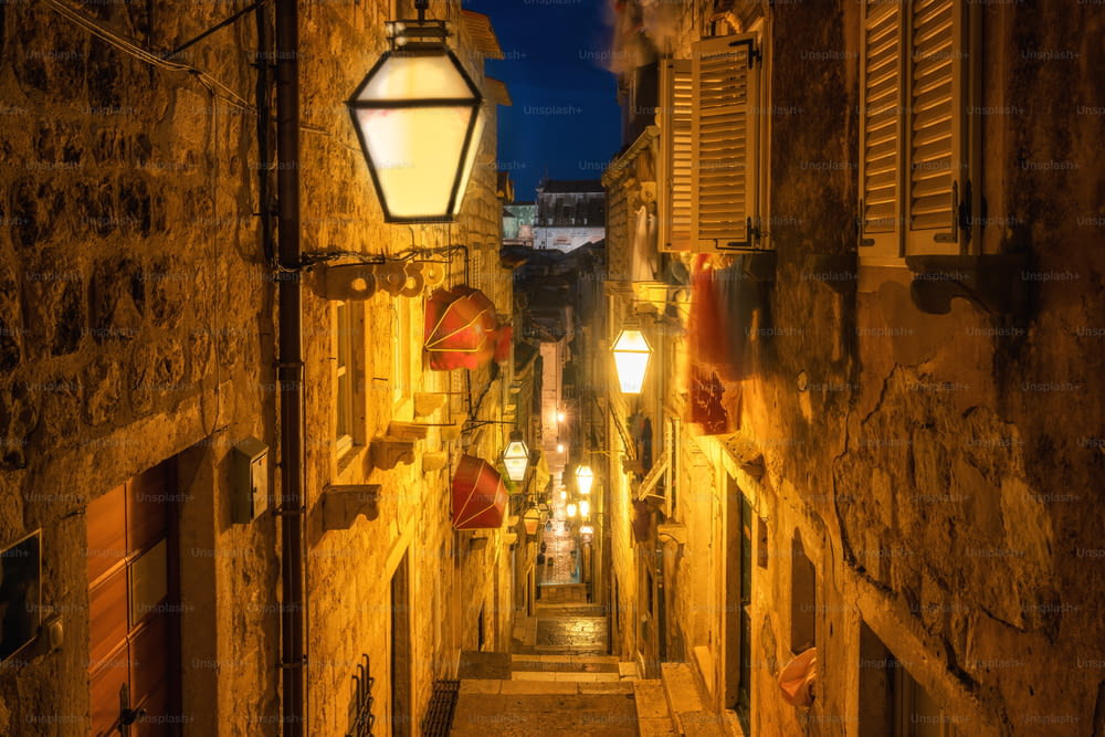 Famoso beco estreito da cidade velha de Dubrovnik, na Croácia à noite - Destino de viagem proeminente da Croácia. A cidade velha de Dubrovnik foi listada como Patrimônio Mundial da UNESCO em 1979.