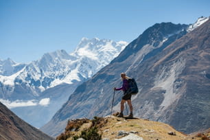 Trekker en el circuito del Manaslu trekking en Nepal