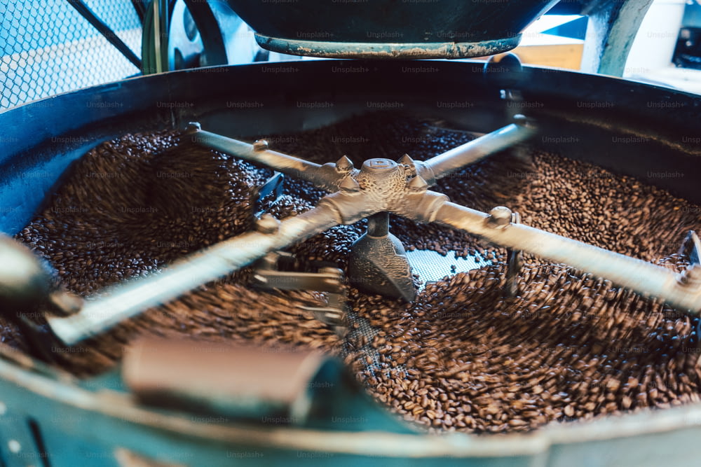 Torrefadora de café em ação misturando os grãos